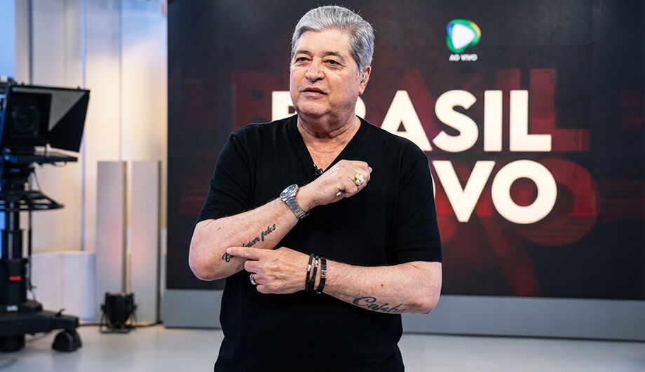 Sem o tradicional terno, Datena apresenta o Brasil do Povo de camiseta e revela tatuagens ligadas à fé e à família na RedeTV!.