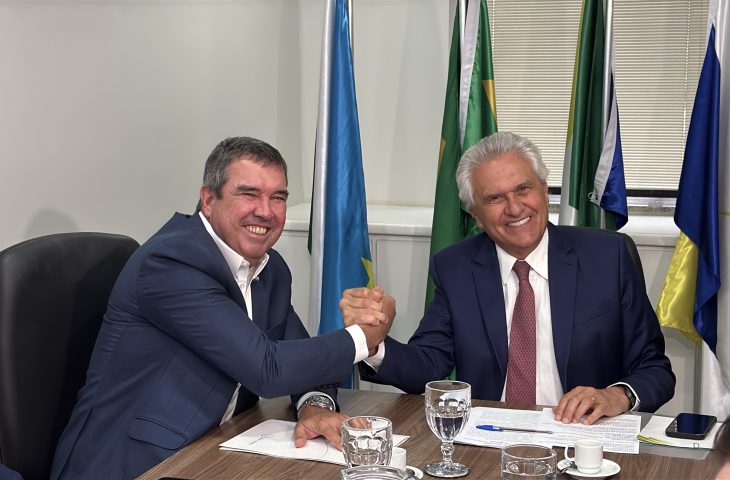 Eduardo Riedel assume a presidência do Consórcio Brasil Central ao lado de Ronaldo Caiado, durante solenidade em Brasília.