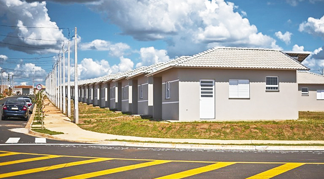 Ruas pavimentadas, redes de água, esgoto, drenagem, energia elétrica e iluminação pública: conjuntos habitacionais com infraestrutura adequada.