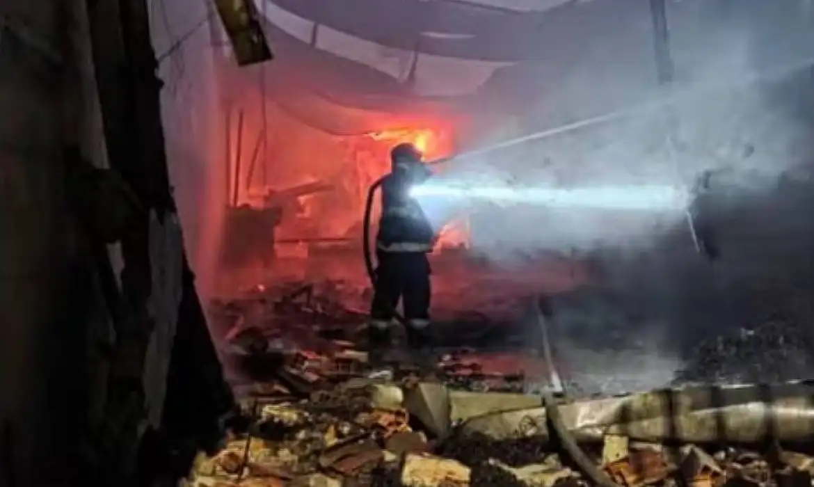 Incêndio de grandes proporções destruiu fábrica de colchões e atingiu outros imóveis no Jardim Helena.