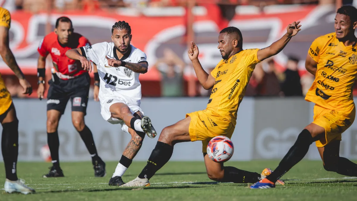 Atlético-MG vence Pouso Alegre de virada e fica perto de vaga no Grupo A do Mineiro