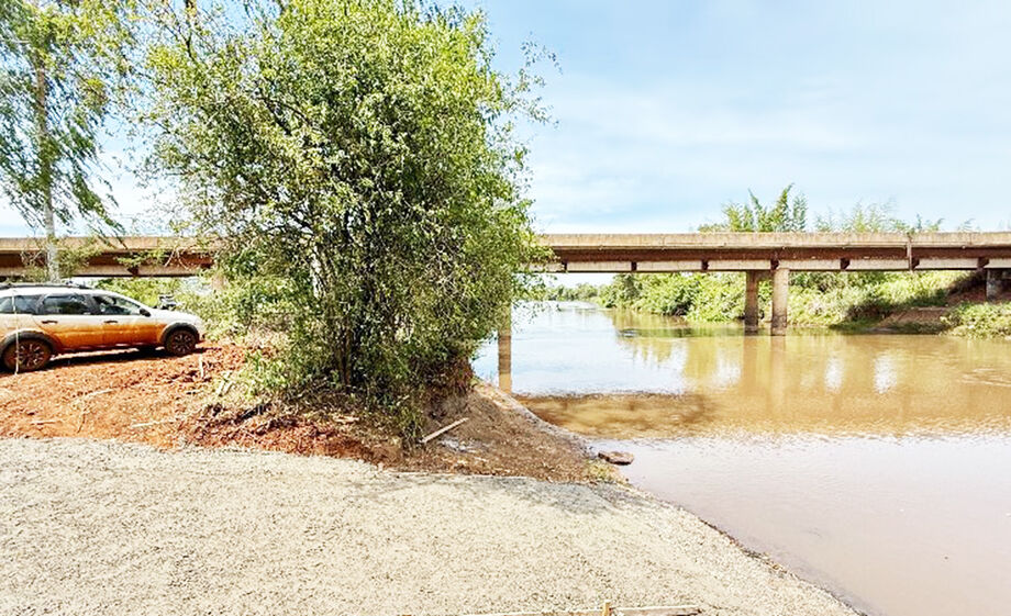 Ranchos às margens do rio Dourados já recebem turistas para pesca esportiva; prefeitura quer transformar região em rota organizada de turismo de pesca.