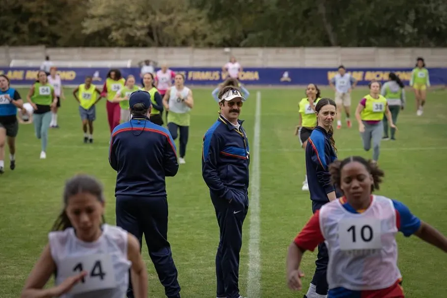 Ted Lasso retorna à Inglaterra para comandar o time feminino do AFC Richmond na 4ª temporada.