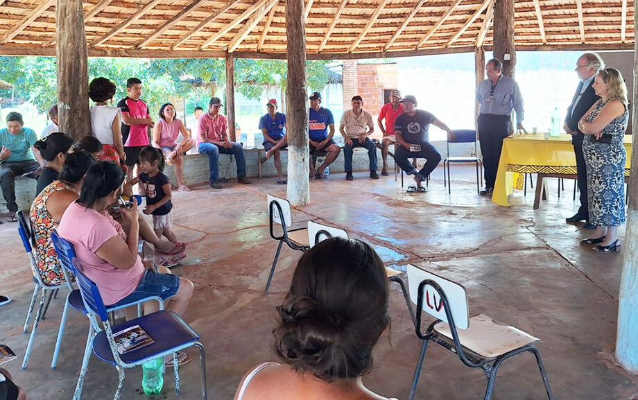 Cartilha sobre registro civil de nascimento é apresentada a moradores de aldeia indígena em Mato Grosso do Sul, com conteúdo em português, guarani e terena.