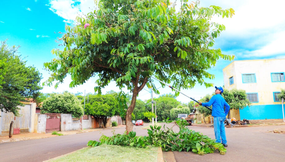 Prefeitura intensifica limpeza urbana e fiscalização contra descarte irregular de lixo.