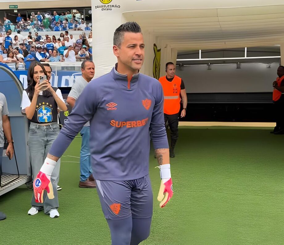 Aos 45 anos, Fábio renova contrato e segue como titular do Fluminense por mais duas temporadas