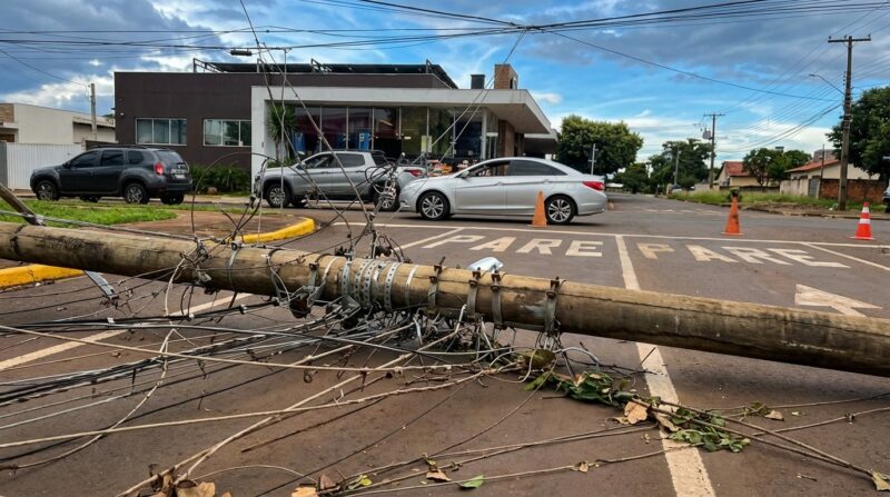 A prefeitura informou que aguarda a atuação da Energisa para a recomposição da rede elétrica