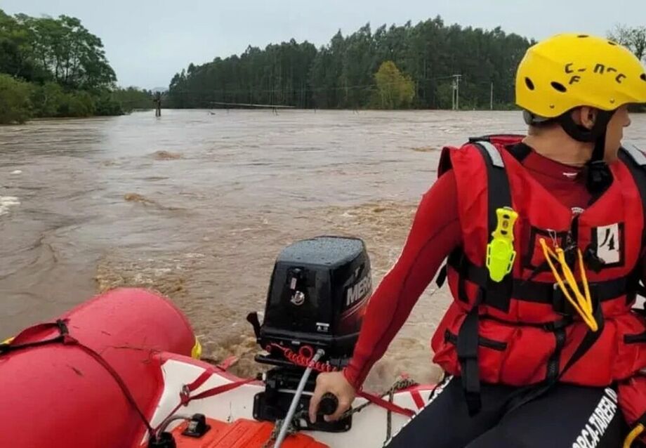 Bombeiros durante trabalhos de resgate em rio