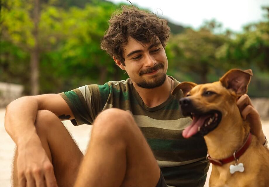 Rafael Vitti e o cão Amendoim protagonizam o longa Caramelo, da Netflix