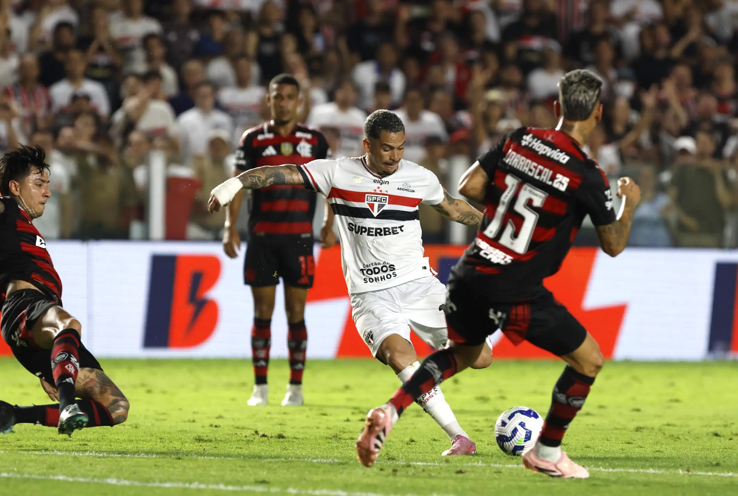 São Paulo estreia no Campeonato Brasileiro diante do Flamengo, no MorumBis, em noite de pressão sobre o elenco e comissão técnica.