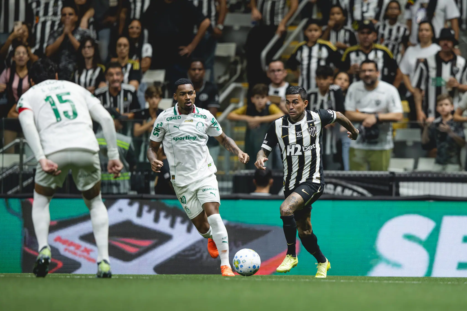 Palmeiras erra na defesa, reage no fim e empata com o Atlético-MG.