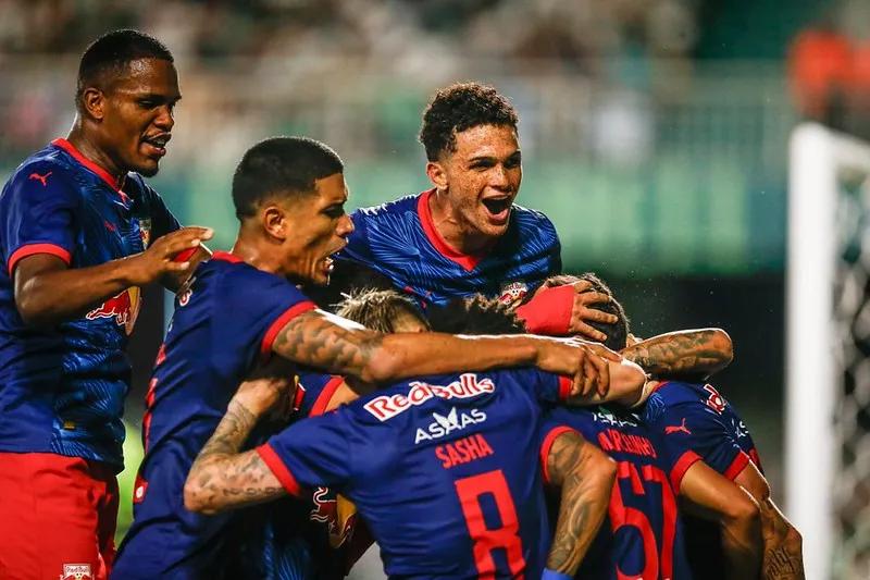 Bragantino sofre, mas vence o Coritiba com gol nos acréscimos no Couto Pereira.