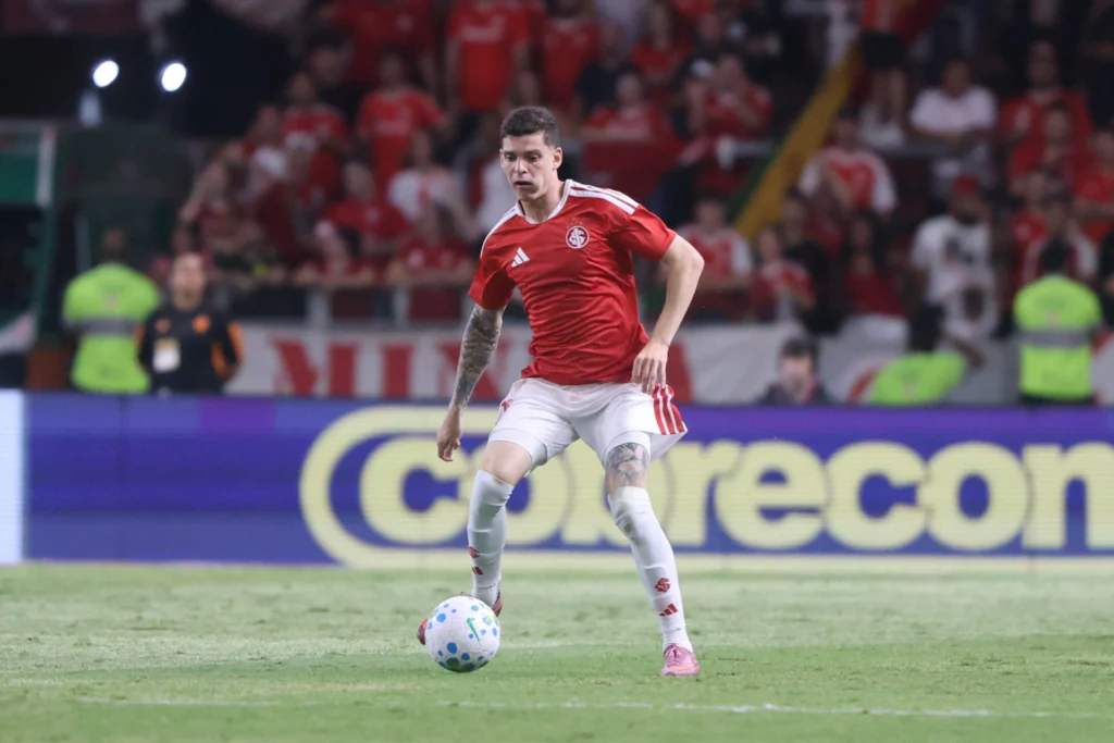 Inter perde para o Athletico-PR e começa Brasileirão sob vaias no Beira-Rio.