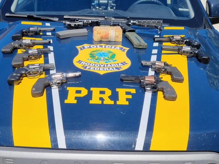 Fuzil, revólveres e equipamentos estavam escondidos em compartimento oculto de veículo abordado na BR-369