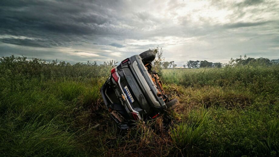 Motorista ficou preso às ferragens após batida transversal na rodovia estadual