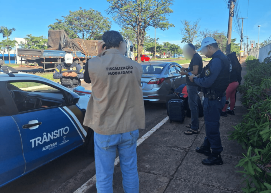 Fiscalização da Agetran nas imediações da rodoviária apreende veículos usados em transporte clandestino de passageiros em Campo Grande.