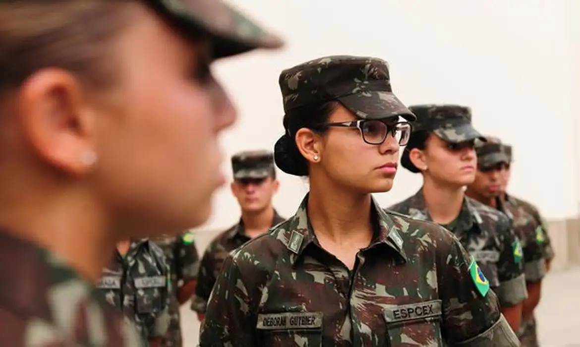 Mulheres participam pela primeira vez da seleção complementar do alistamento militar em Brasília.