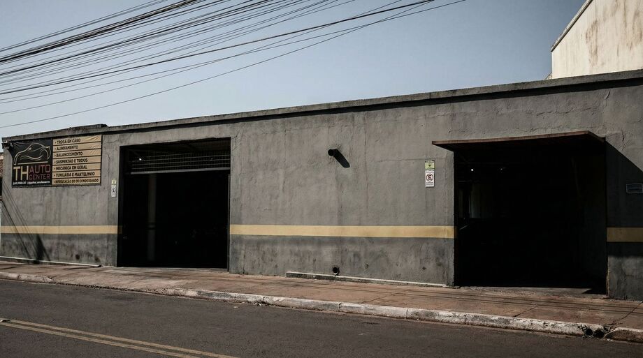 Empresária denuncia ameaça de enteados após invasão à oficina na Júlio de Castilho; caso envolve conflito familiar e ordem judicial.