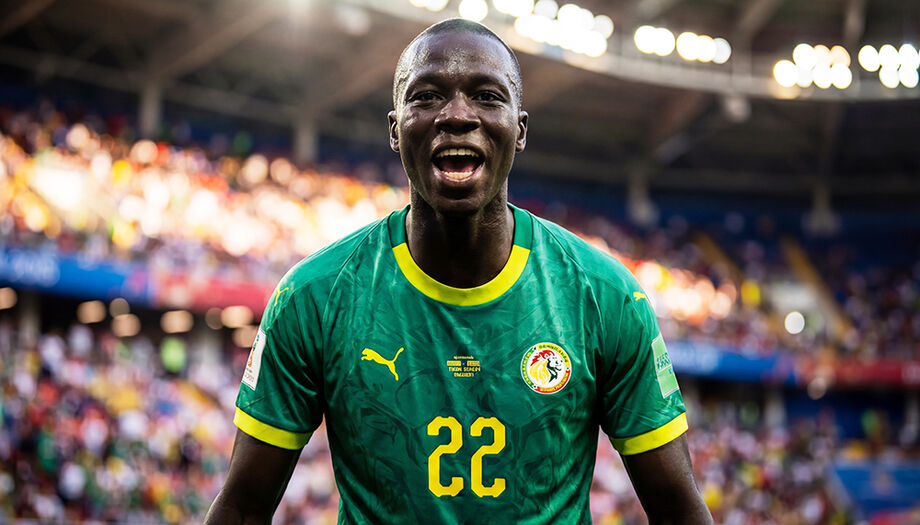 Jogadores do Senegal protestam contra pênalti nos acréscimos da final contra o Marrocos