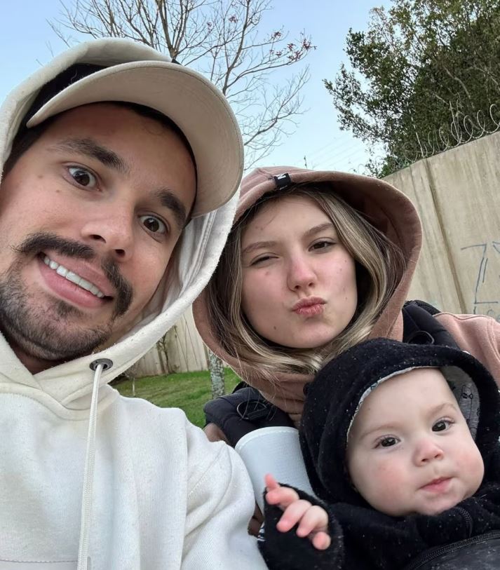 Lucas Borba e Isabel Veloso com o filho Arthur, de 1 ano