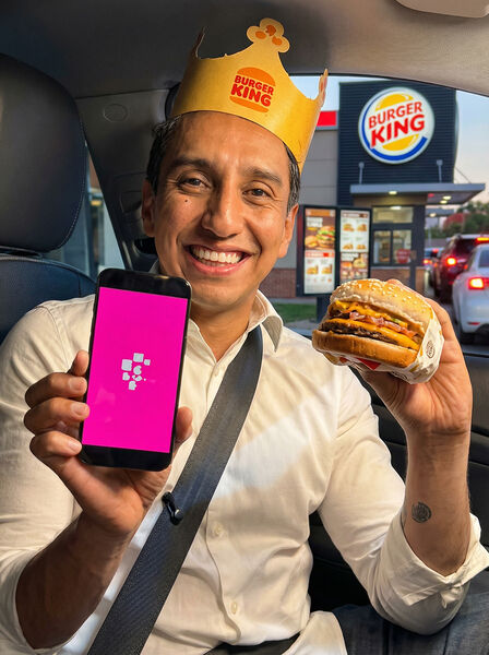 A campanha conta ainda com a participação do criador de conteúdo Everton Miranda, conhecido por vídeos que abordam hábitos de consumo e o imaginário sobre quem é rico ou não