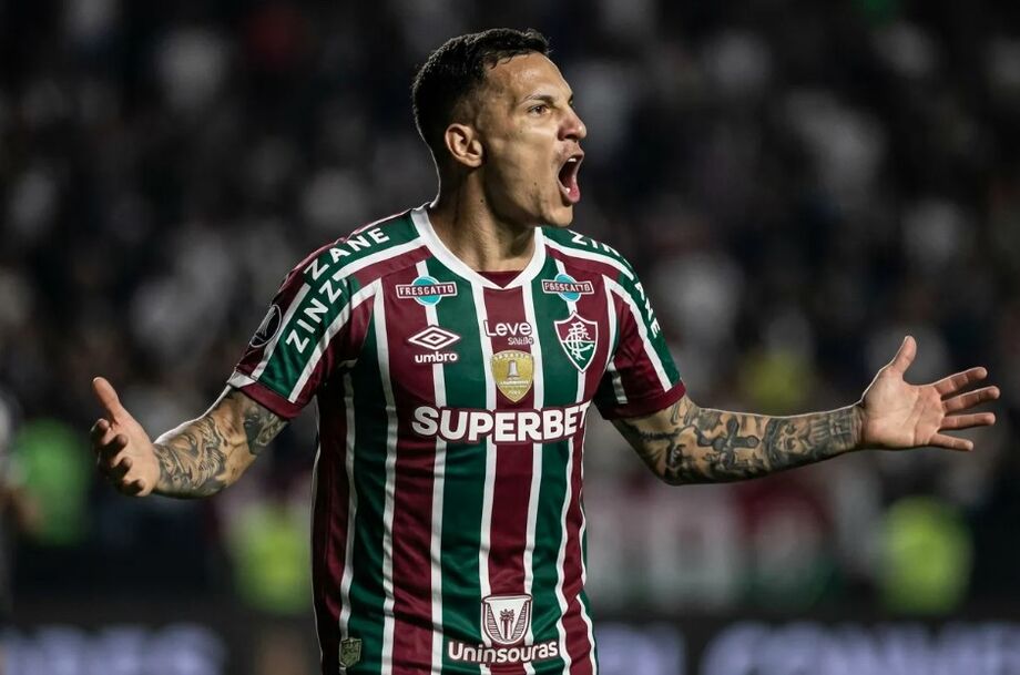 Montagem mostra Guilherme Arana com a camisa do Fluminense; lateral está perto de ser anunciado após exames médicos.