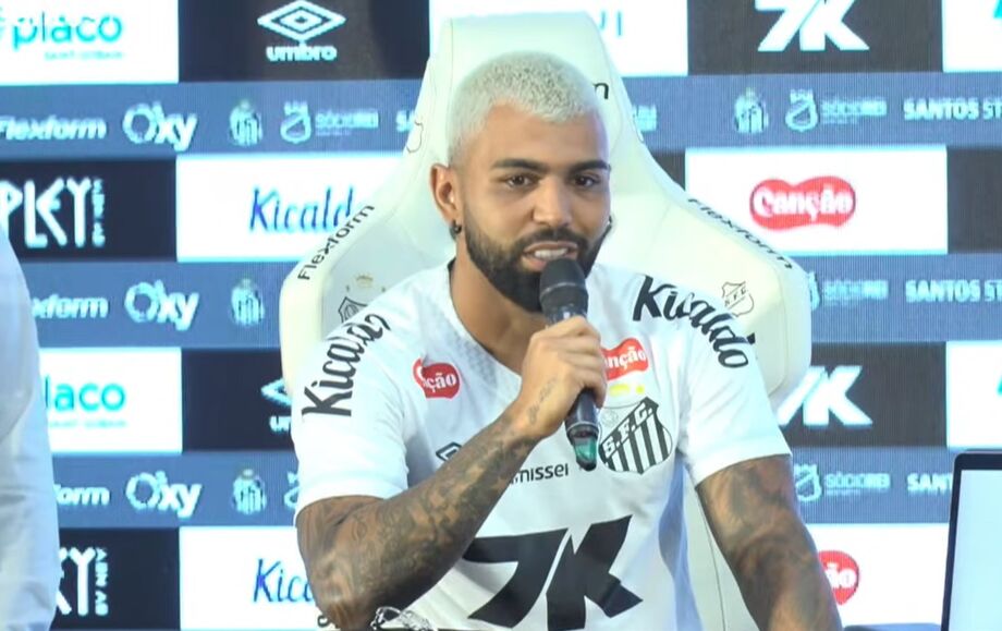 Gabigol posa com a camisa 9 durante apresentação oficial que marcou seu retorno ao Santos, na Vila Belmiro.
