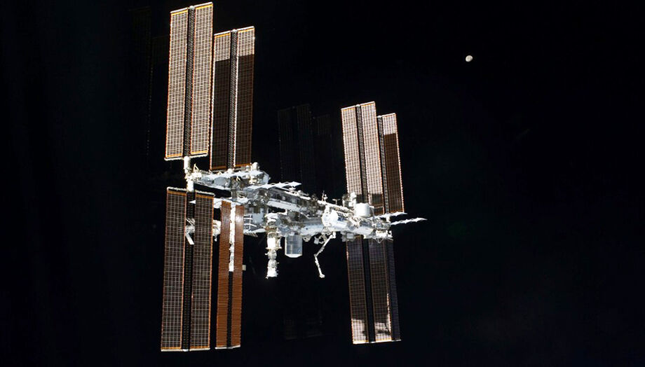 A Estação Espacial Internacional vista do ônibus espacial Atlantis em 19 de julho de 2011, após deixar o complexo orbital