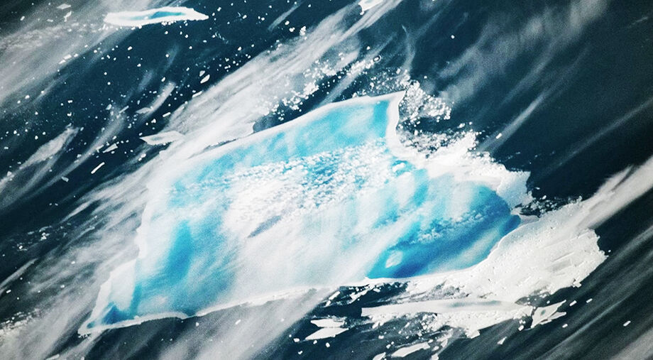 Imagem de satélite mostra o A-23A, maior iceberg do mundo, com fissuras e poças de água na superfície, em processo avançado de desintegração no Atlântico Sul.