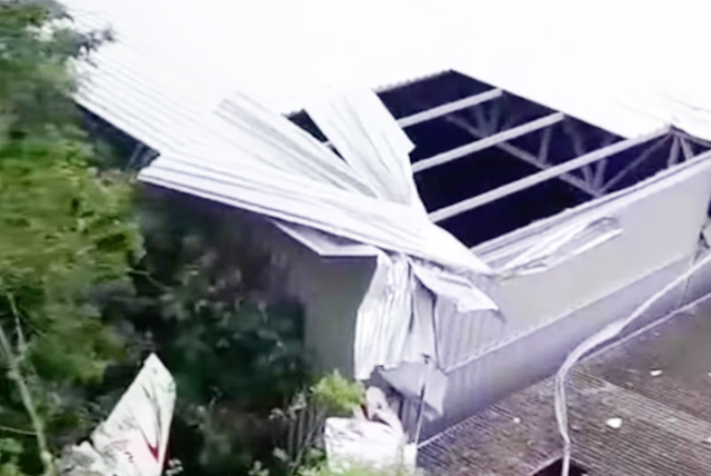 Avião de pequeno porte caiu em galpão no Espírito Santo.