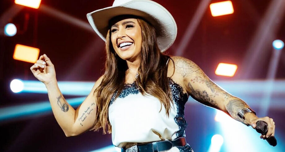 Luana Prado em show na cidade de Balneário Camboriú. Cantora sertaneja revelou que está à espera de seu primeiro filho