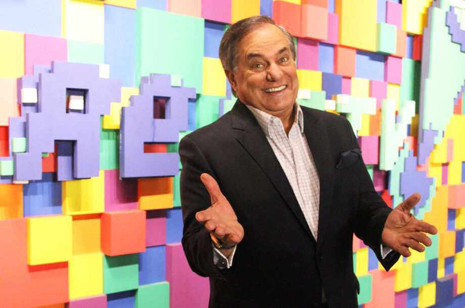 Ronnie Von no cenário do Companhia Certa, programa que deixa a grade da RedeTV! em meio a demissões e mudanças internas na emissora.