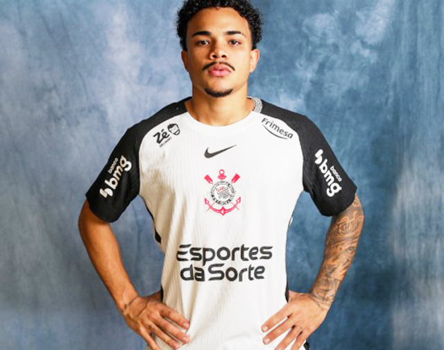 Kaio César já está regularizado e pode estrear pelo Corinthians.