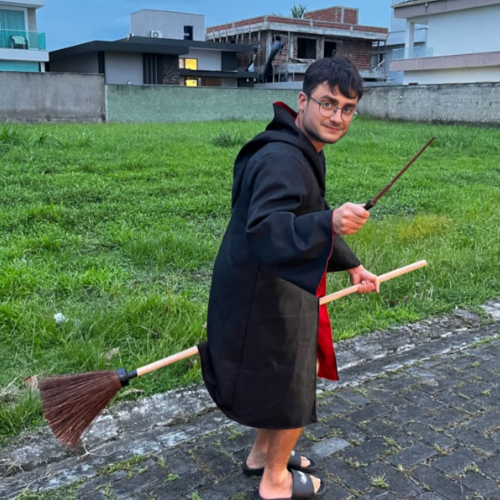 Cantor conhecido como o 'Harry Potter brasileiro' muda nome após notificação da Warner.