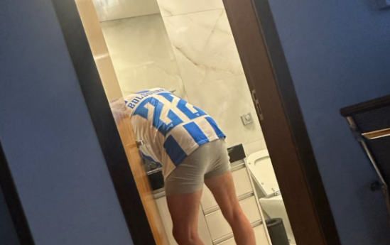 Carlos Bolsonaro posta foto do pai, o ex-presidente Jair Bolsonaro, na cela especial na PF