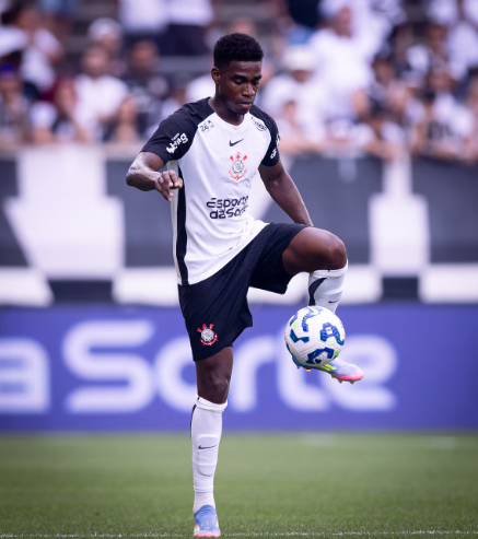 Félix Torres está de saída do Corinthians para defender o Internacional.