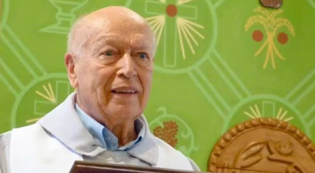 Padre José Luciano Jacques Penido tinha 103 anos e passou seus últimos momentos em oração, com os outros cinco sacerdotes que vivem na mesma igreja