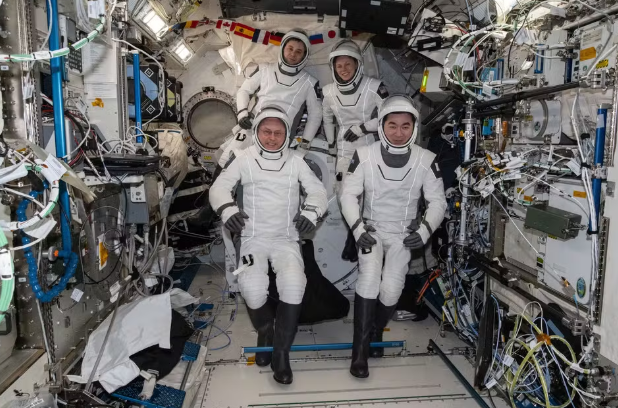 Astronautas do Crew-11 se preparam para retorno à Terra.