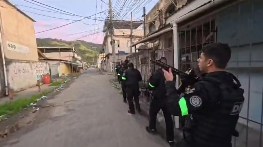 Policiais civis durante a operação na Vila Kennedy