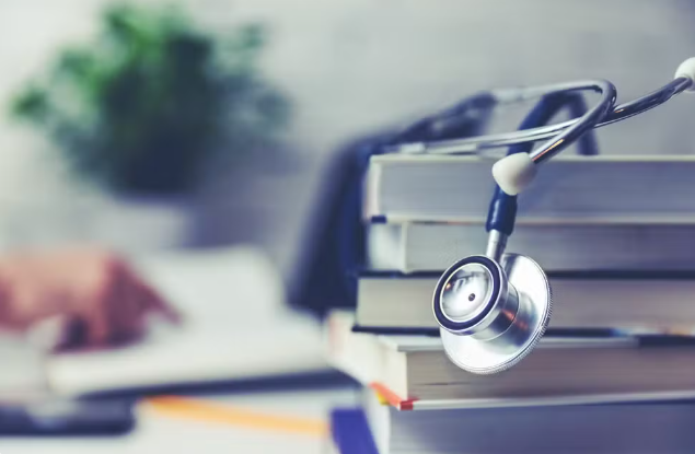 Cerca de um terço dos cursos de Medicina ficou abaixo do nível proficiente no Enamed; MEC anuncia sanções e quer poder fiscalizar universidades municipais.