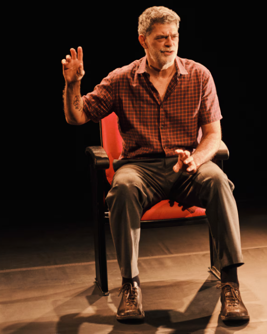 Du Moscovis no monólogo 'O Motociclista no Globo da Morte' no Teatro Vivo em São Paulo