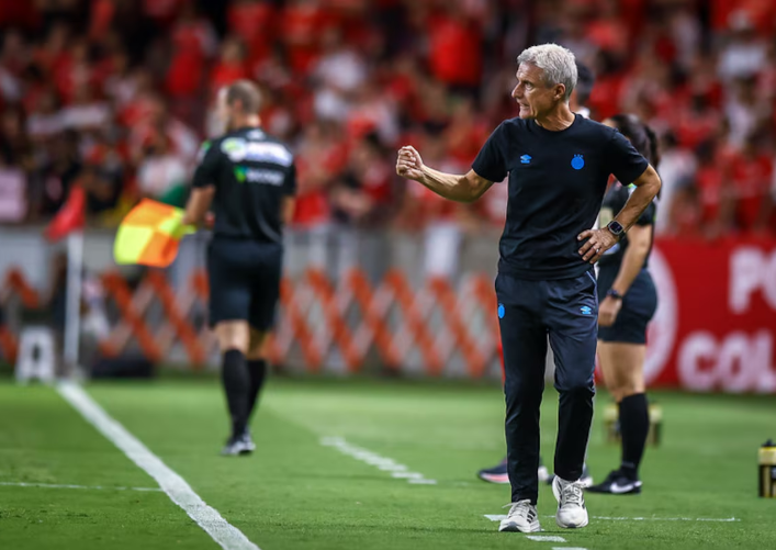 Luís Castro se pronunciou após repercussão de fala usada na derrota do Grêmio para o Internacional.