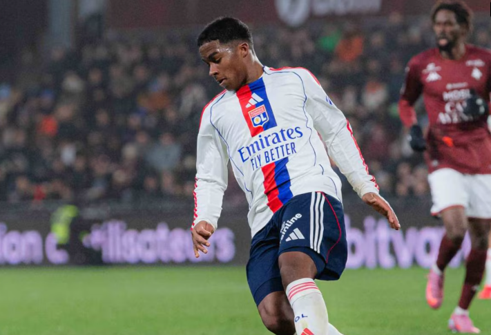 Endrick marcou quatro gols em três jogos pelo Lyon e voltou a entrar no radar da seleção brasileira.