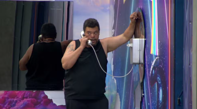 Babu Santana atende o Big Fone e recebe pulseira prateada durante dinâmica especial no BBB 26.