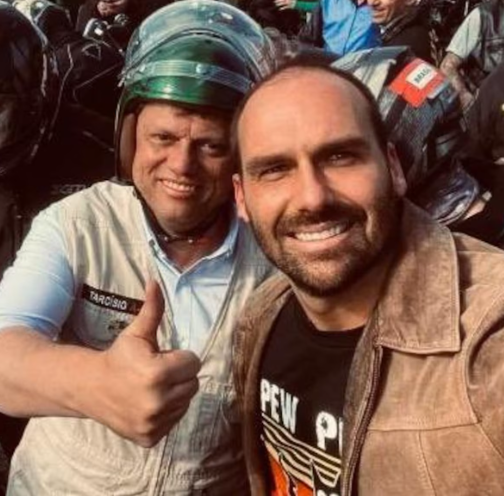 O governador de São Paulo, Tarcísio de Freitas, ao lado do ex-deputado Eduardo Bolsonaro; filho do ex-presidente afirmou que a visita de Tarcísio a Bolsonaro ocorreu em um 'momento difícil' e que gestos como esse 'fortalecem laços' entre aliados