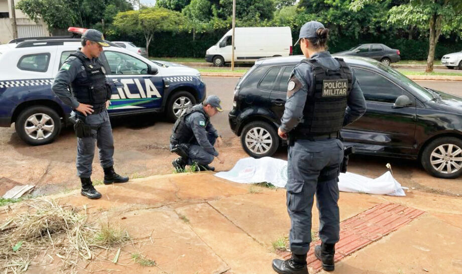 Área foi isolada pela Polícia Militar após homem morrer esfaqueado na Vila Morumbi, em Campo Grande.