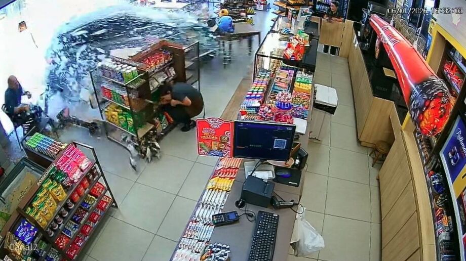 Carro invade loja de conveniência no Butantã.