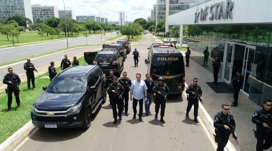 Viaturas da Polícia Federal escoltam Jair Bolsonaro até o hospital DF Star, em Brasília, para realização de exames médicos