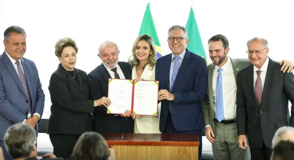 Presidente Lula participa do anúncio do primeiro hospital público inteligente do Brasil, financiado pelo banco do Brics.