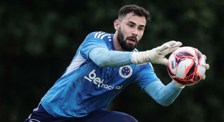 Goleiro Matheus Cunha sofreu lesão no joelho direito durante treinamento e será submetido a cirurgia